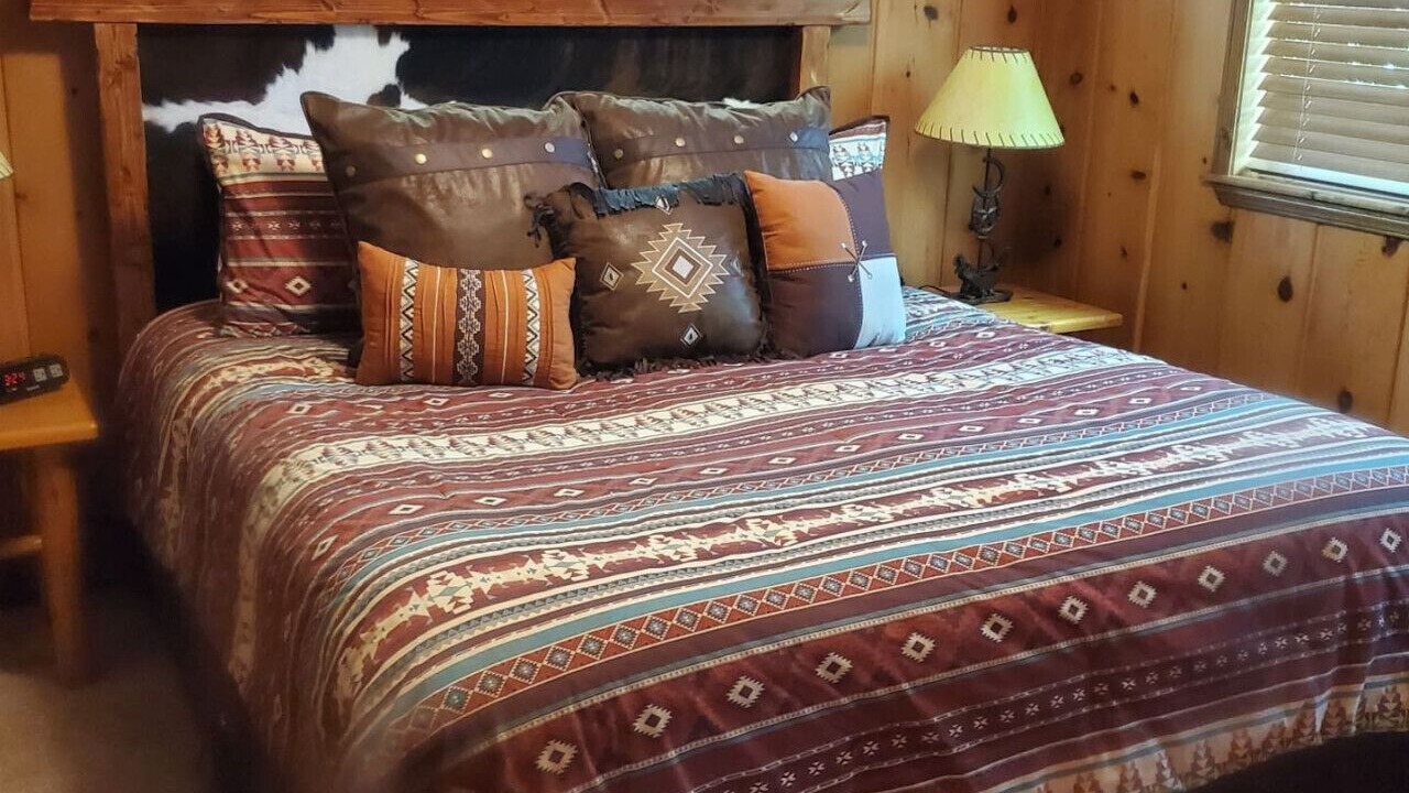 Photo of Bedroom in Cave Junction