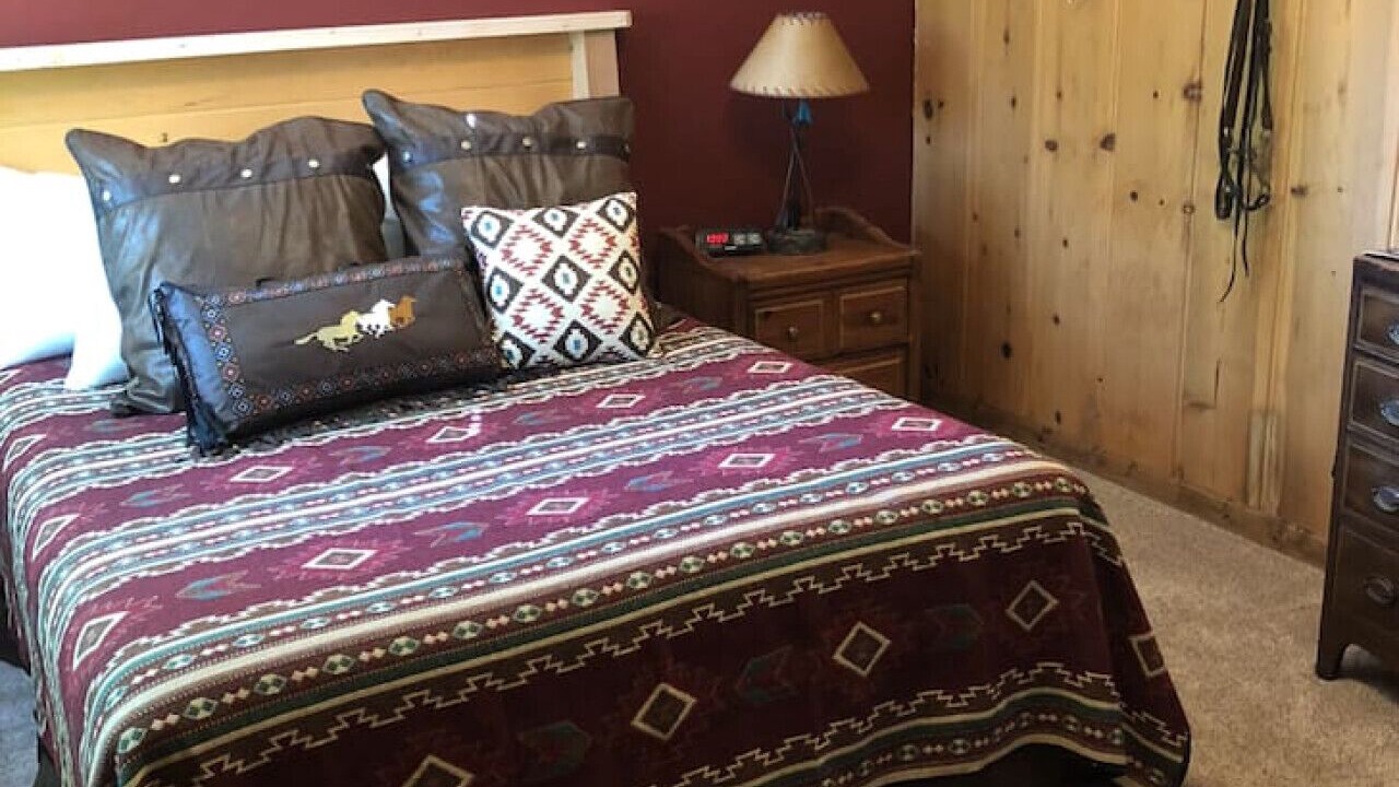 Photo of Bedroom in Cave Junction