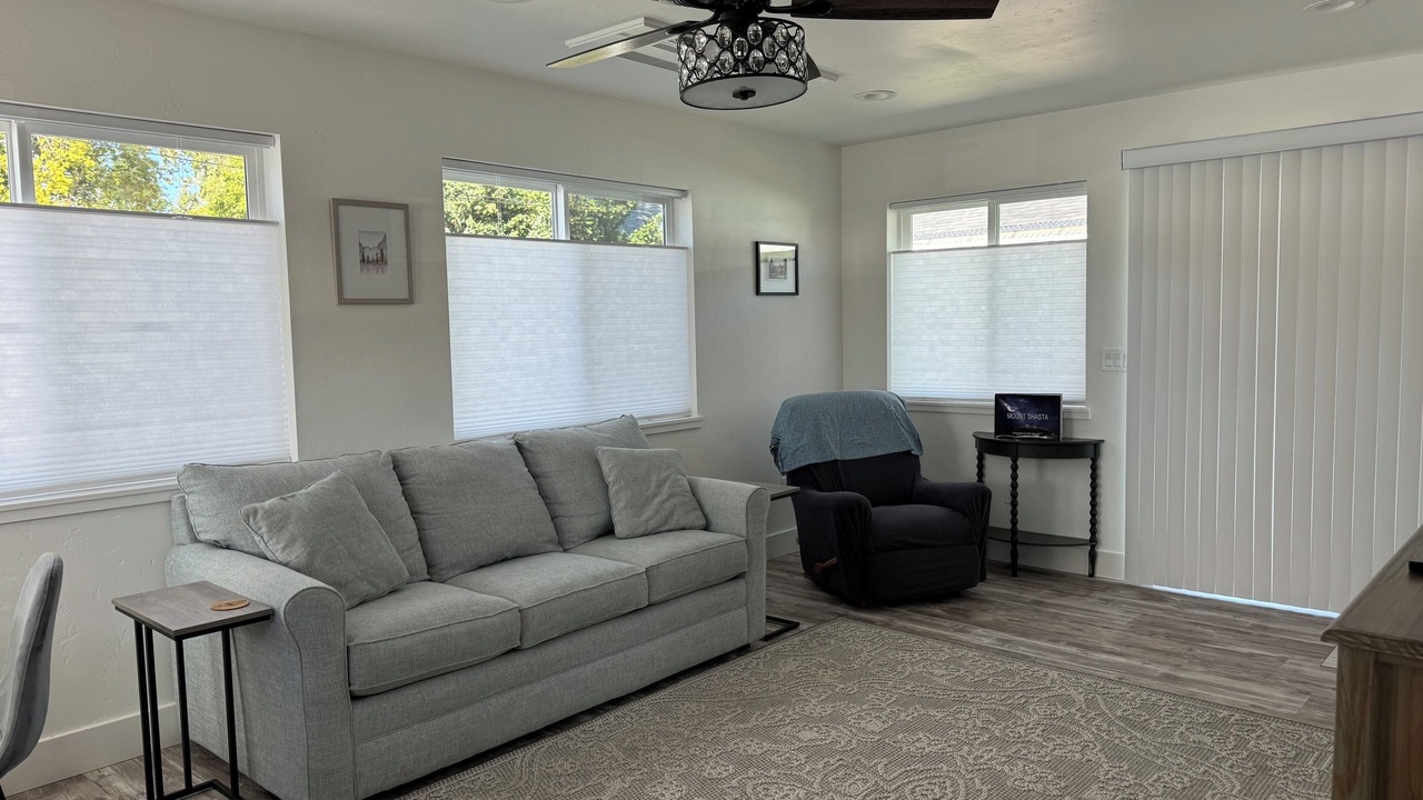 Photo of Livingroom in Weed