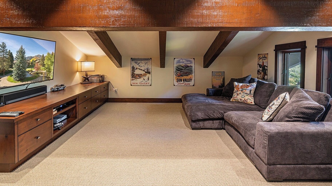 Photo of Livingroom in Elkhorn