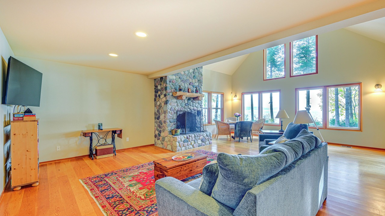 Photo of Livingroom in Brinnon