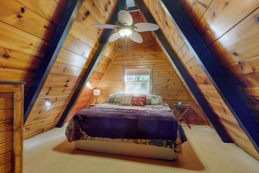 Photo of Bedroom in Flat Hollow Marina
