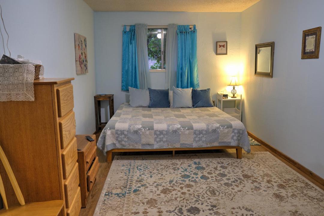 Photo of Bedroom in Cave Junction