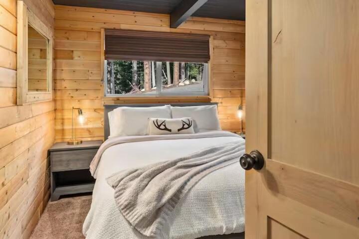 Photo of Bedroom in Roslyn Ridge