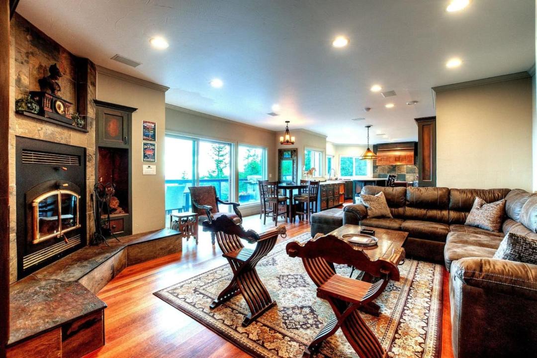 Photo of Livingroom in Eastsound