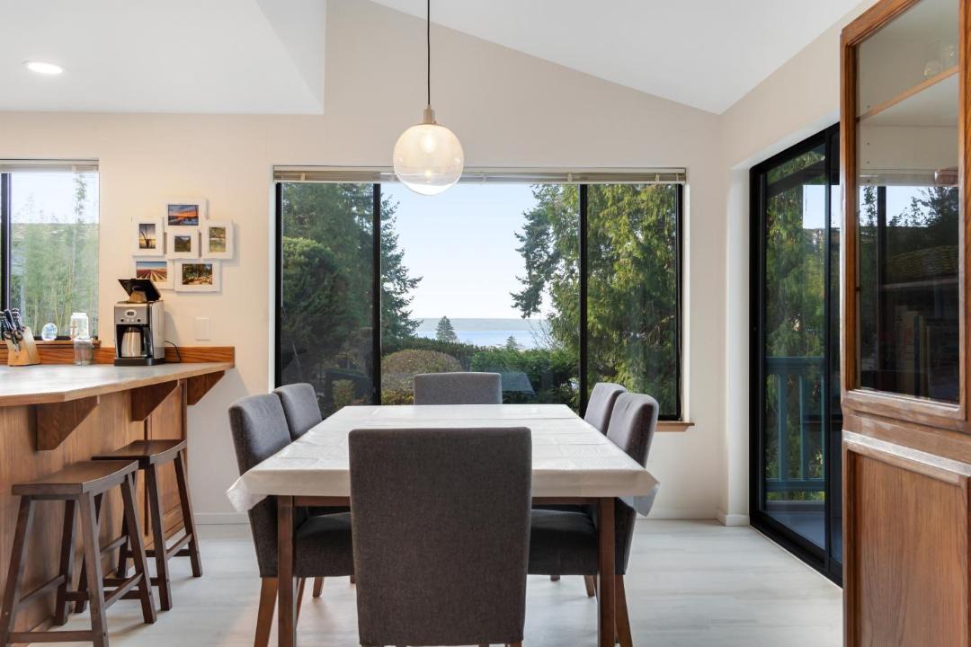 Photo of Livingroom in The Bowl of Edmonds