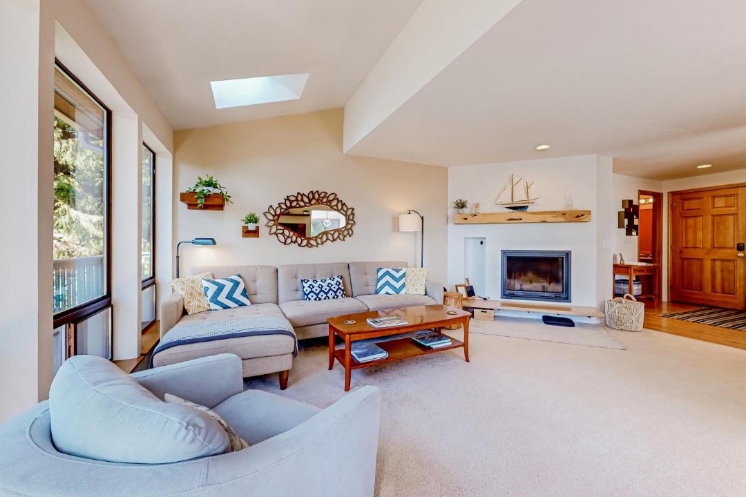 Photo of Livingroom in The Bowl of Edmonds