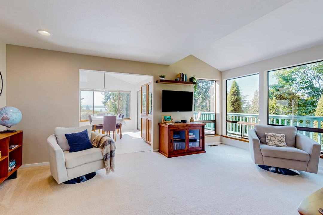 Photo of Livingroom in The Bowl of Edmonds