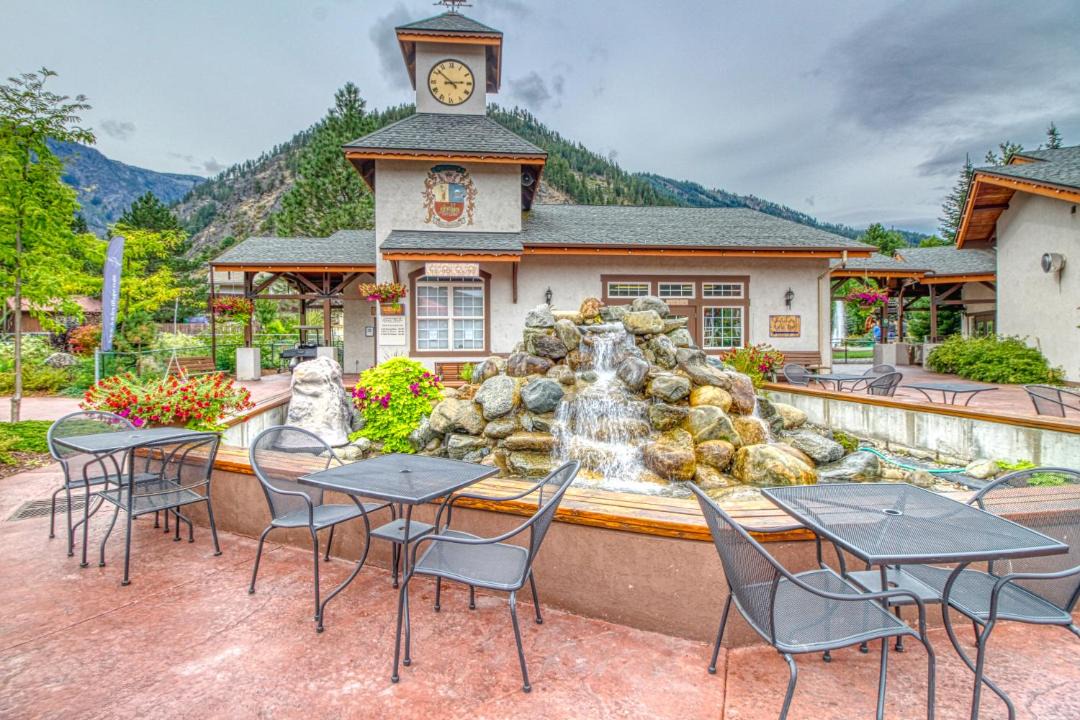Photo of Others in Downtown Leavenworth