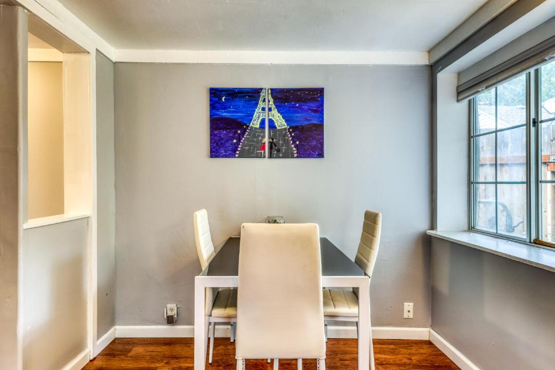 Photo of Livingroom in Depot Bench