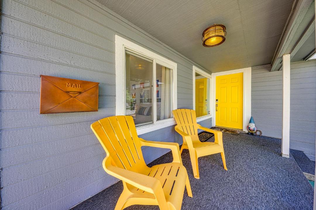 Photo of Livingroom in Depot Bench