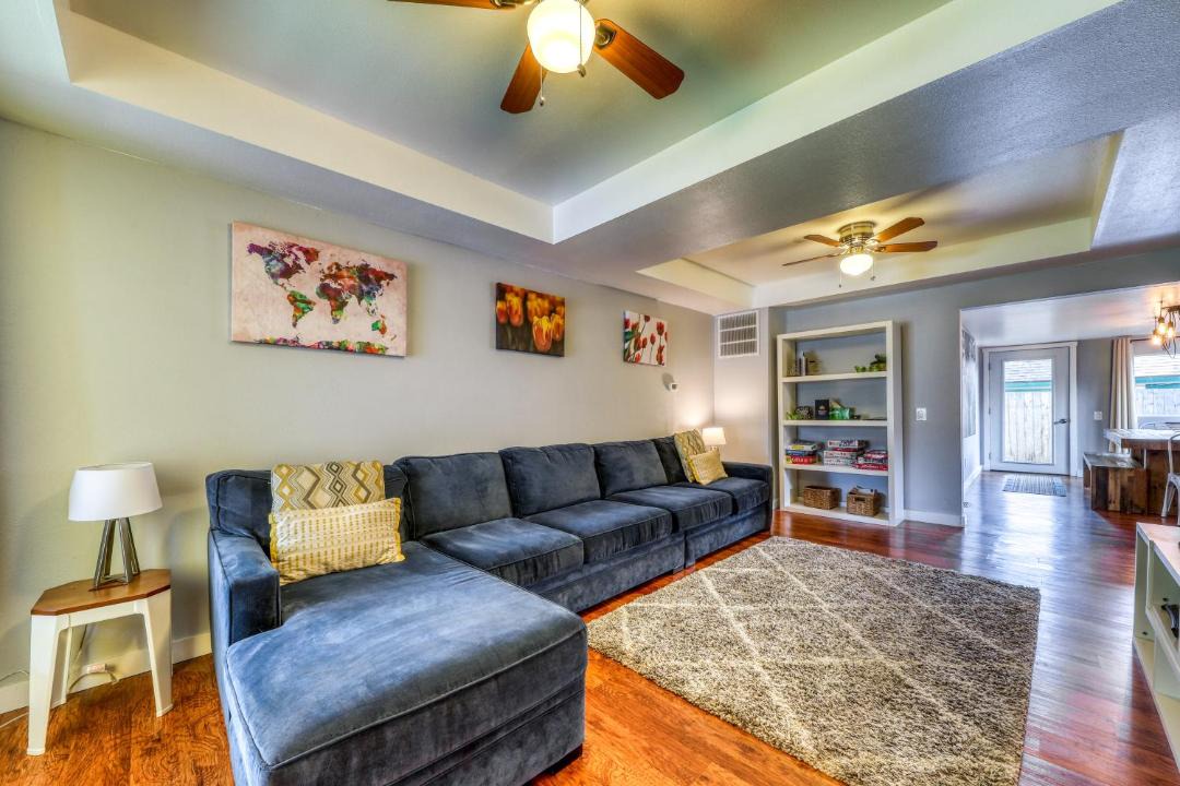 Photo of Livingroom in Depot Bench