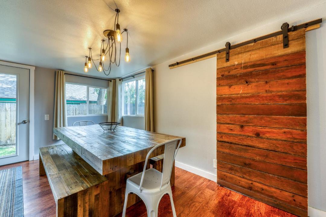 Photo of Livingroom in Depot Bench