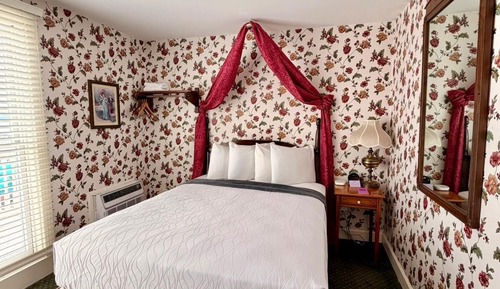 Deluxe Room, 1 Queen Bed (Harbor View)