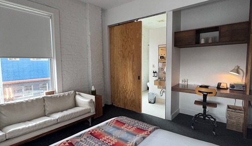 Deluxe Room with Private Bathroom