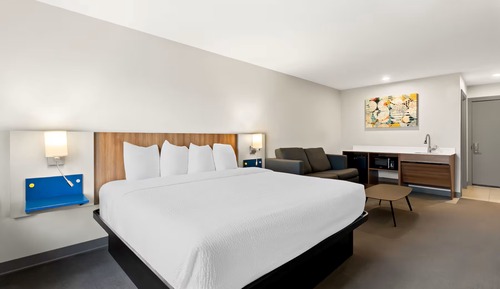 Suite, 1 King Bed, Accessible Bathtub (Mobility)