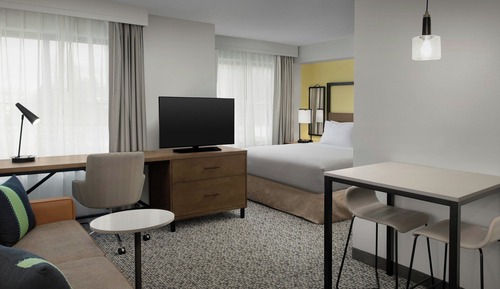 Studio, 1 King Bed with Sofa bed (Mobility/Hearing Accessible, Tub)