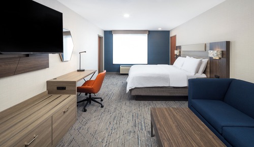 Suite, 1 King Bed (Fwy Living Room)