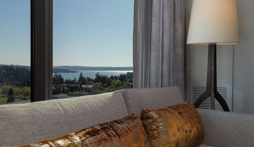 Suite, 1 King Bed, Lake View, Corner
