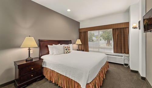 Signature Suite, 1 King Bed, Non Smoking, Jetted Tub