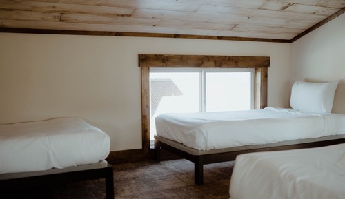 One-Bedroom Queen Loft Lodge Suite