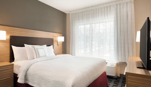 Suite, 1 Bedroom (Mobility/Hearing Access, Roll-in Shwr)