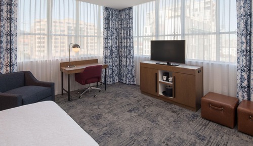 Room, 1 King Bed (ADA Mobility & Hearing, Bathtub)