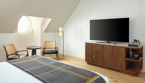 Studio Suite, 1 King Bed, Tower (Mobility Accessible, Tub)