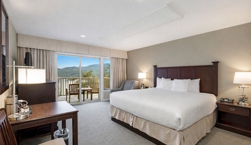 Signature Room, 1 King Bed, Partial Ocean View, Mountainside