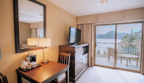 Family Room, 2 Queen Beds, Partial Ocean View, Mountainside