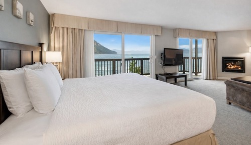 Deluxe Suite, 1 King Bed, Kitchenette, Oceanfront