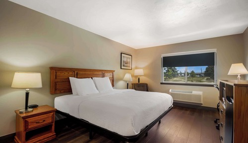 Standard Room, 1 King Bed, Accessible, Refrigerator & Microwave