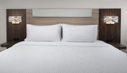 Room, 1 King Bed, Accessible (Communications, Roll-In Shower)