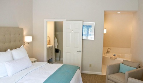 Room, Garden View