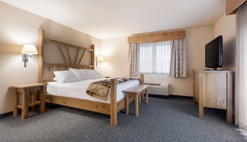 Suite, 1 King Bed, Non Smoking, Balcony (Larger Room)