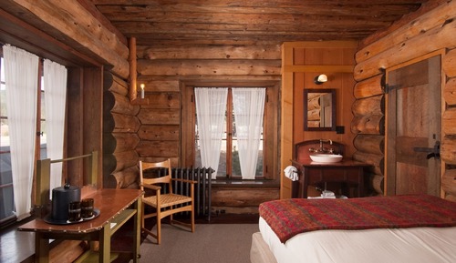 Basic Room, 1 Queen Bed, Shared Bathroom