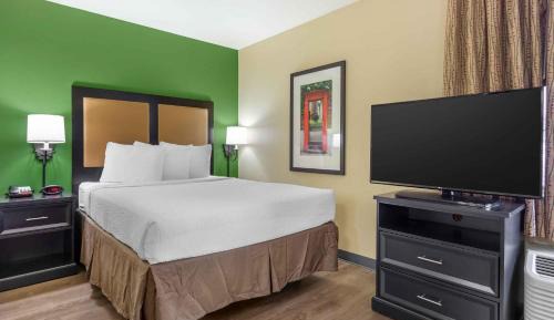 Deluxe Studio with 1 Queen Bed - Non-Smoking