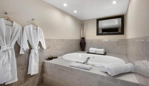 King Suite with One King Bed and Whirlpool - Non-smoking