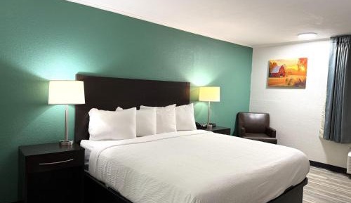 King Room with Roll-in Shower - Mobility Access/Non-Smoking