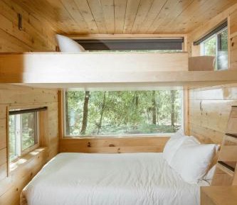 Cabin with Two Queen Bunk Beds and View