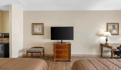 Queen Room with Two Queen Beds - Pet Friendly