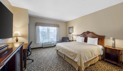 King Room with Roll-In Shower - Mobility Access/Communication Assistance