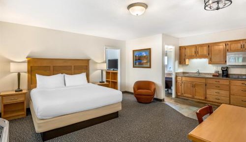 Large Two-Bedroom Suite with One King, One Queen Bed and Sofa Bed - River View/Non-Smoking