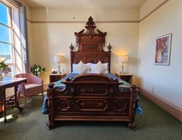 Deluxe Queen Suite