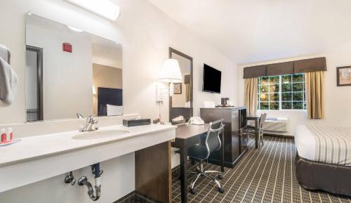 Queen Room - Accessible/Non-Smoking