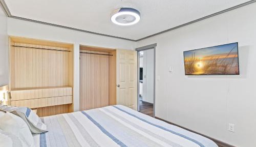 One-Bedroom King Suite with River View - Non-Smoking