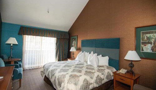 Deluxe King Room with Jetted Tub