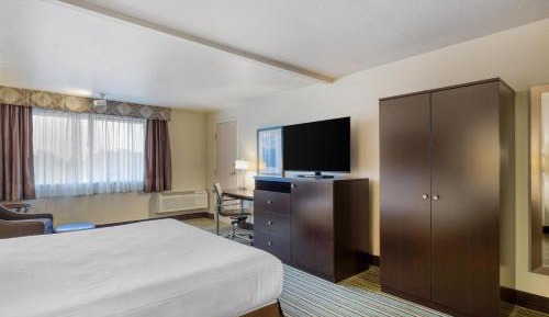 Large King Room with Roll-In Shower - Mobility Accessible/Non-Smoking