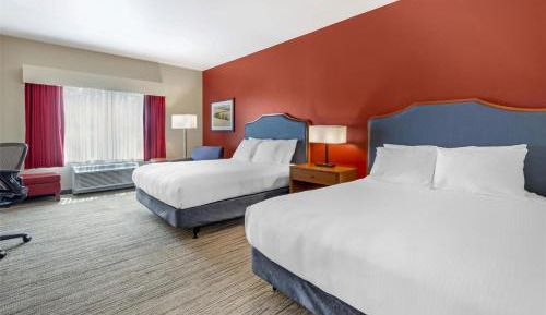 Queen Room with Two Queen Beds and Bath Tub - Disability Access/Non-Smoking 