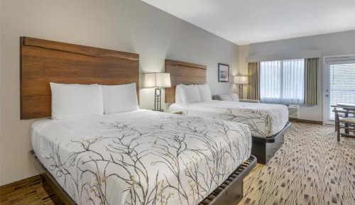 Queen Room with Two Queen Beds and Balcony - River View